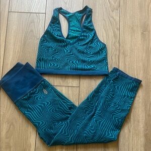 FP Jacquard Set Sports Bra and Leggings swirl wave